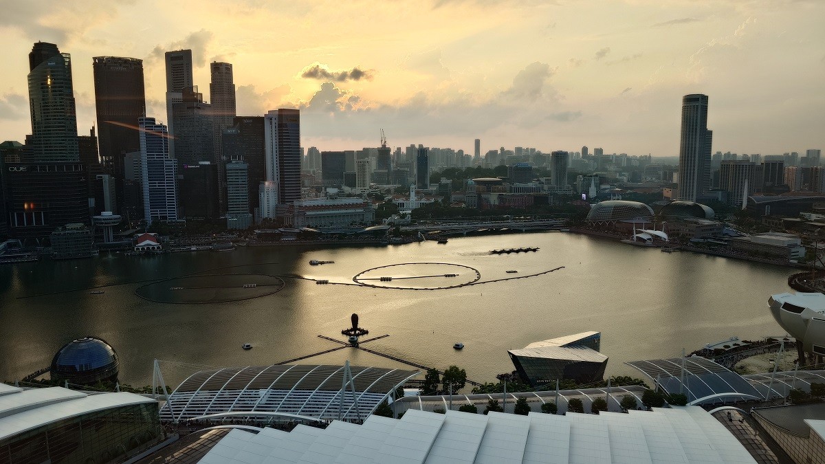  A great ocean accepts a hundred rivers